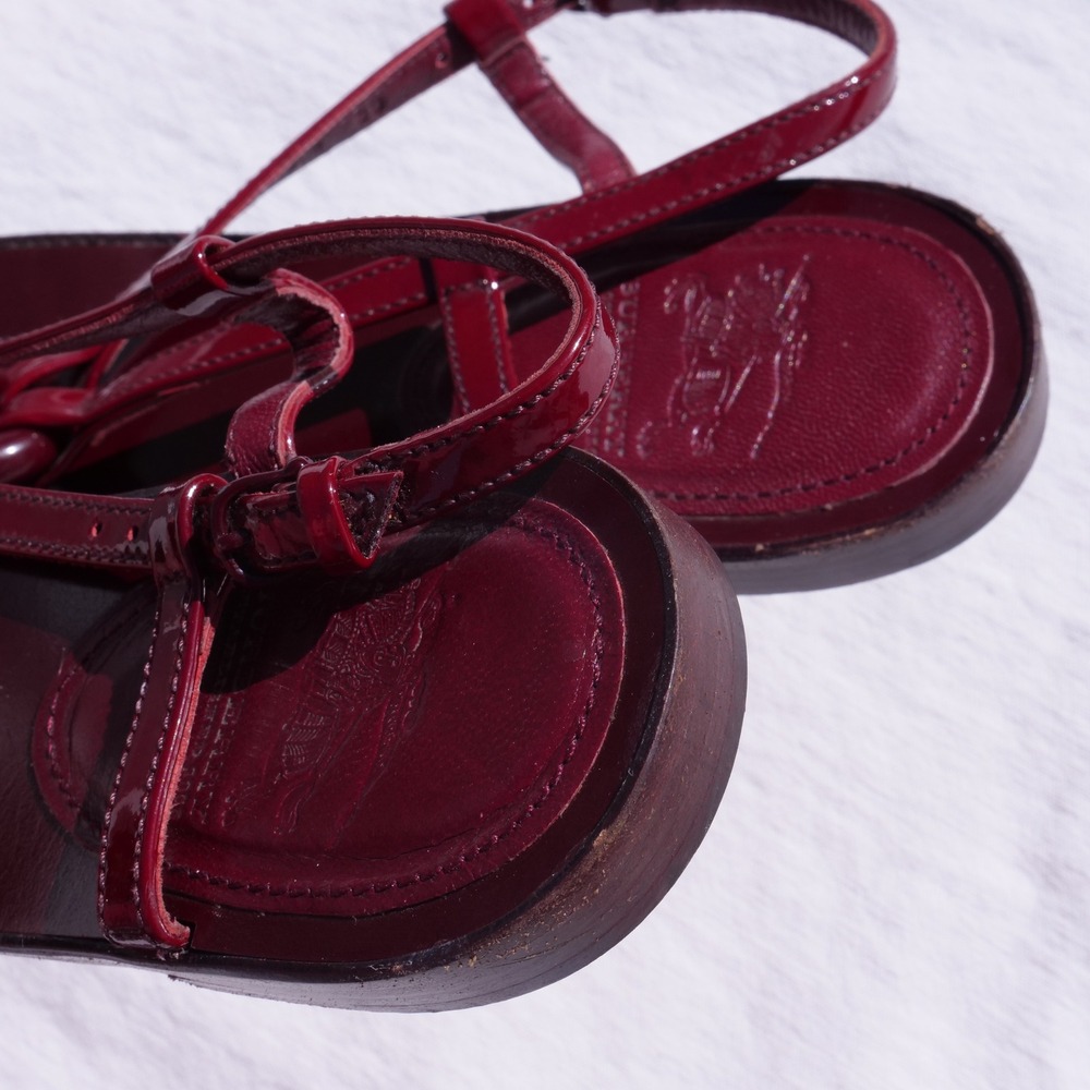 Archival‎ Burberry burgundy/wine patent leather chain accent flat thong sandals - Picture 2 of 8